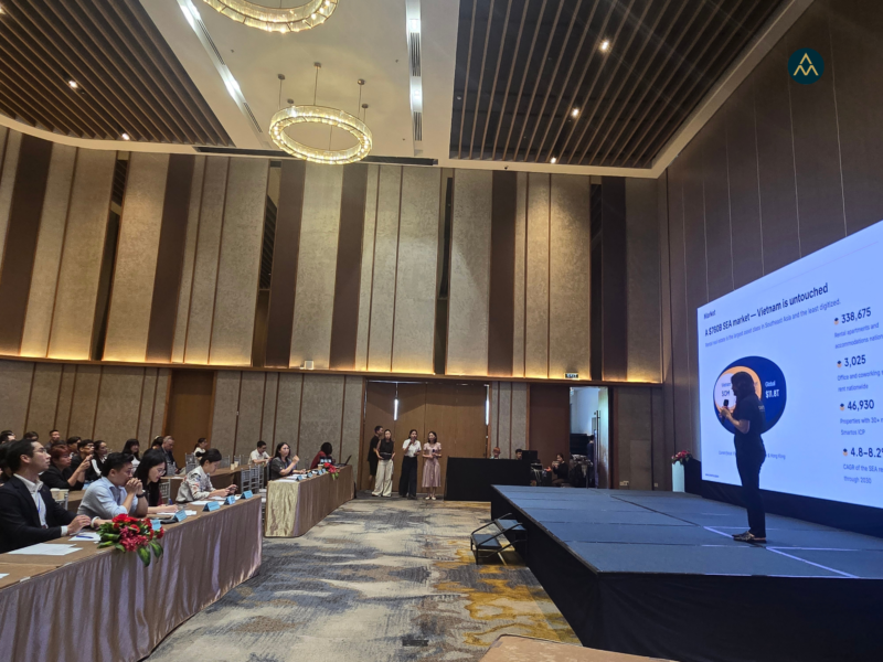 Startup trình bày trên sân khấu pitching